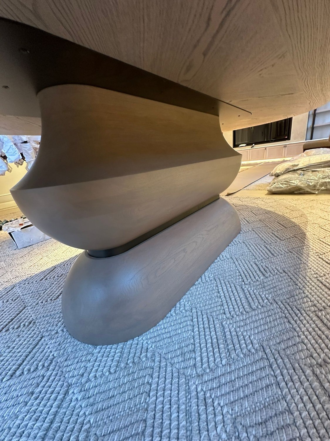 Sculpted oak base · Detail