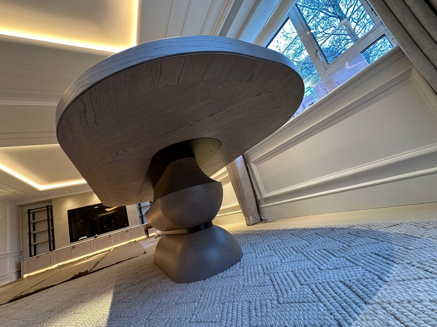 Solid oak table · Form & proportion