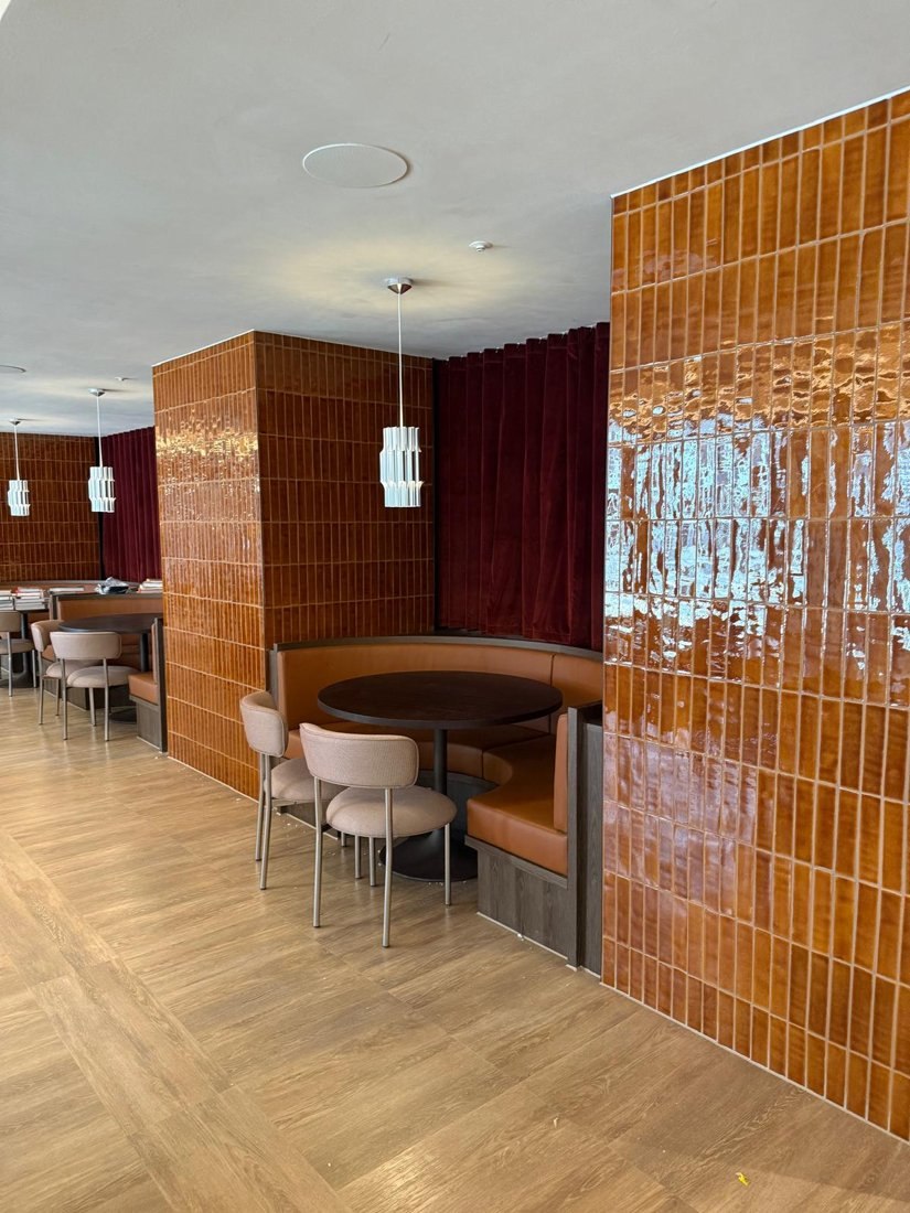 Curved seating and joinery in a restaurant