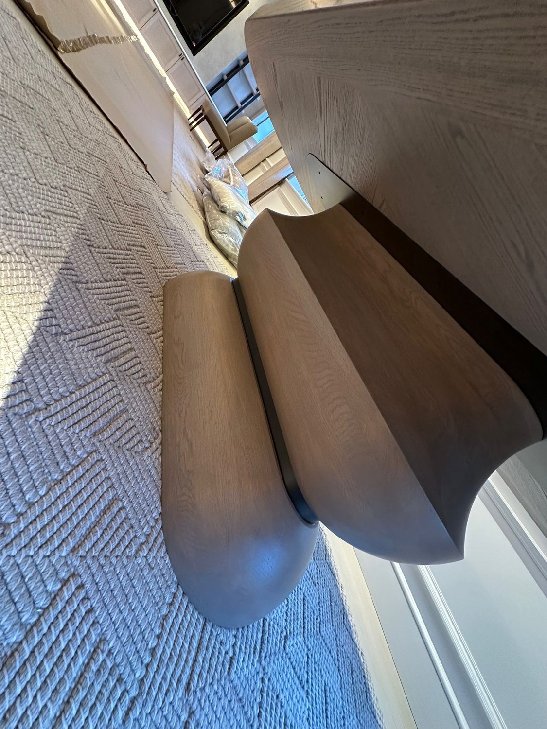 Solid oak base · Surface detail