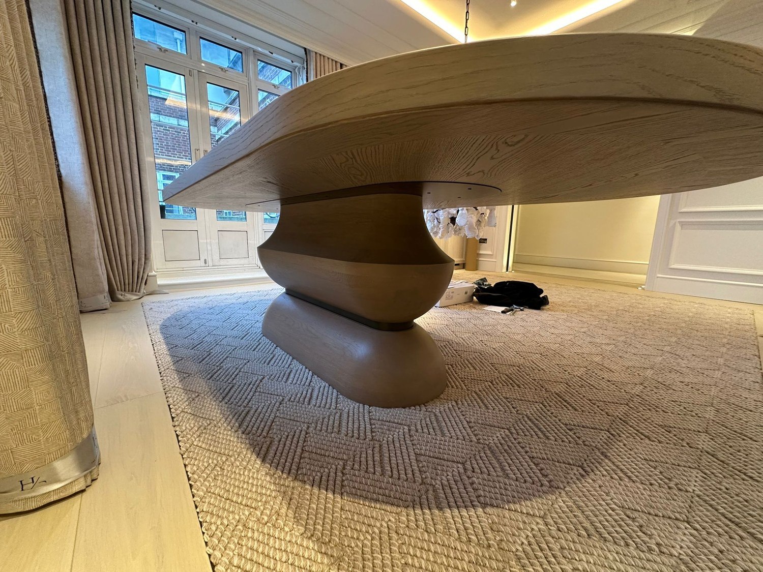 Solid oak table · Sculpted base